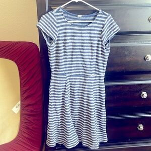 Blue and white striped knee length Old Navy dress size medium. Fitted torso.